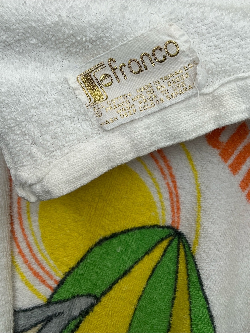 Vintage 1978 Bugs Bunny & Elmer Fudd Beach Towel - White with Yellow & Green - Picture 7 of 7